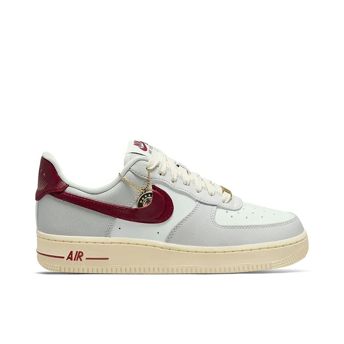 White nike shoes with red tag Clearance